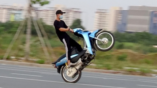 Phạt 7,5 triệu đồng thanh niên nẹt pô, bốc đầu “diễn xiếc” trên phố