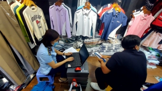 Thu giữ hàng nghìn sản phẩm nghi giả tại “thiên đường mua sắm” Sài Gòn Square