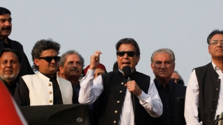 Cựu Thủ tướng Pakistan bị bắn khi tuần hành giữa phố