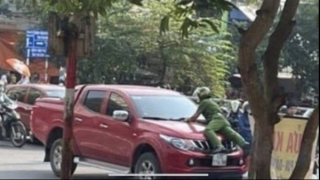 Khóa tay tài xế chống người thi hành công vụ