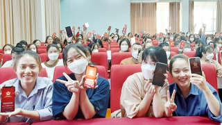 Đến tận trường học hướng dẫn cài đặt định danh điện tử