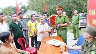 Vận động người dân vùng biên giao nộp vũ khí, vật liệu nổ