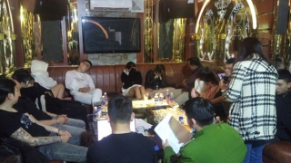 16 thanh niên “mở tiệc” ma túy trong quán karaoke đã tạm đình chỉ