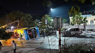 Xe khách mất phanh khi xuống dốc gây tai nạn làm nhiều người nước ngoài bị thương