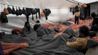 Hàng nghìn người di cư mắc kẹt ngoài biển, vì không được cập cảng Italy