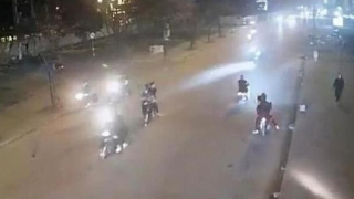 Không gặp đối thủ, nhóm côn đồ hành hung người đi đường