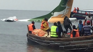 Cố hạ cánh trong thời tiết xấu, máy bay lao xuống hồ lớn nhất châu Phi