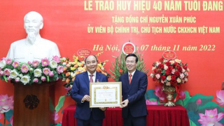 Trao Huy hiệu 40 năm tuổi Đảng tặng Chủ tịch nước Nguyễn Xuân Phúc