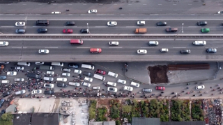 Sáng đầu tuần, người Hà Nội vật vã "qua ải" lô cốt trên đường Nguyễn Xiển