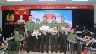 Cục Quản lý xuất nhập cảnh sôi nổi tham gia chương trình hiến máu tình nguyện