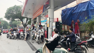 Hà Nội: Người dân vẫn xếp hàng chờ đổ xăng