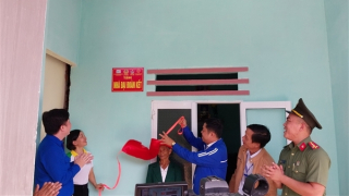 Trao nhà "Đại đoàn kết" và tặng quà cho học sinh nghèo, hiếu học