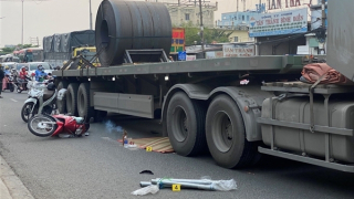 Va chạm với xe đầu kéo chở sắt cuộn khiến người phụ nữ tử vong