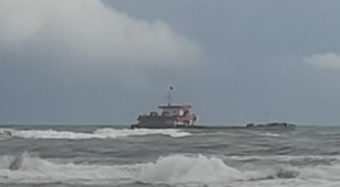 Cứu hộ tàu có 9 thuyền viên bị đá chọc thủng buồng lái