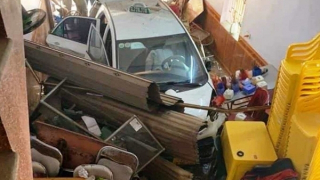 Hải Phòng: Taxi đâm bung cửa cuốn rồi lọt vào nhà dân