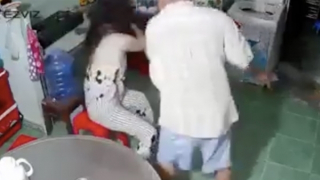 Thiếu nữ bị cha đánh bầm dập vì đi chơi về muộn