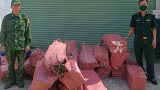 Phát hiện 10.000 gói thuốc lá lậu trước kho vật liệu