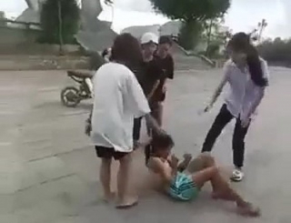 Làm rõ clip nữ sinh lớp 6 bị bạn cùng trường đánh hội đồng