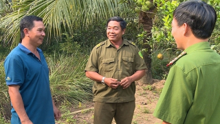 Công an viên cứu người trong lũ dữ