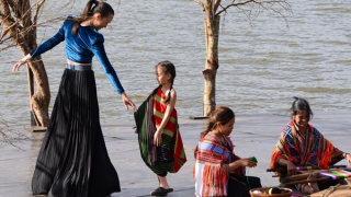 Tơ lụa, thổ cẩm Tây Nguyên thướt tha bay trên hồ Xuân Hương