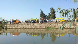 Xe buýt mất lái lao xuống kênh, 19 người thiệt mạng