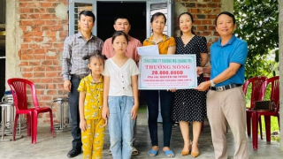 Khen thưởng người phụ nữ nhặt được túi vàng trả người đánh rơi