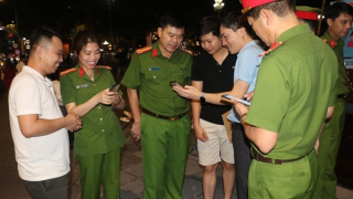 Tổ chức điểm tư vấn, hỗ trợ đăng ký, cài đặt định danh điện tử tại phố đi bộ