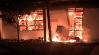 Thư viện trường học bốc cháy ngùn ngụt trong đêm