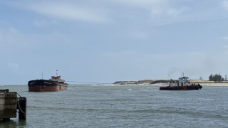 Cứu hộ tàu vận tải Chính Quỳnh 19 mắc cạn trên biển Gio Hải