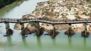 Bất an khi qua lại cây cầu chờ… sập