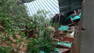 Mưa lớn cuốn trôi đất đá xô sập vách tường, hai người bị thương