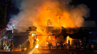 Lửa bao trùm tiệm sửa xe máy và một phần quán cà phê