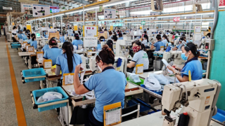 Nhọc nhằn công nhân lo Tết sớm…