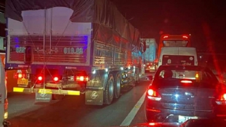 Cabin biến dạng vì va chạm, tài xế và phụ xe tử vong