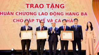 Đảng và Nhà nước hết sức quan tâm để giáo viên yên tâm gắn bó với nghề