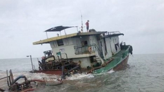 Tàu chìm trên biển, 5 thuyền viên được cứu