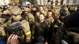 Tổng thống Ukraine tới trung tâm Kherson phát biểu cảm ơn NATO