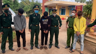 Giấu ma túy dưới cổng nhà để bán cho con nghiện