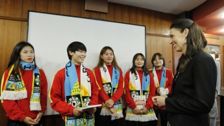 Thủ tướng New Zealand tặng quà Đội tuyển bóng đá nữ Việt Nam