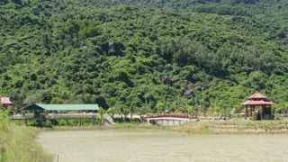 Cảnh cáo Chủ tịch xã để người dân xây "biệt phủ" trên đất nông nghiệp