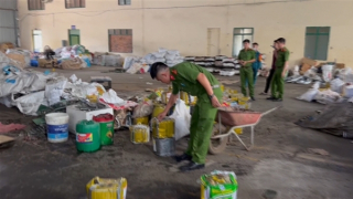 Cơ sở tái chế phế liệu chứa 100 tấn chất thải rắn nguy hại