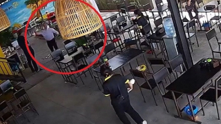 Kỷ luật khiển trách Phó trưởng phòng ném tiền tung tóe trong quán bún bò