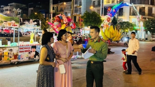 Tuổi trẻ Công an Thái Bình tuyên truyền, hỗ trợ chuyển đổi số lưu động