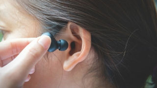 Một tỷ người có nguy cơ mất thính lực vì nghe nhạc quá to