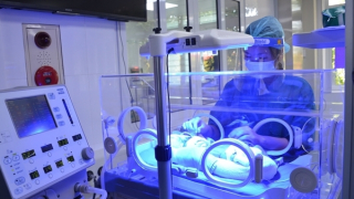 Cứu sống em bé sinh non bị suy hô hấp, ruột nằm trên lồng ngực