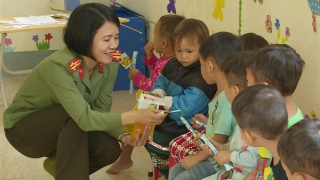 Chung tay vì trẻ em nghèo ở bản Tà Cóm