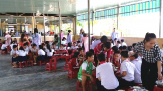 Phát hiện 2 cơ sở vi phạm quy định về an toàn thực phẩm trong trường học