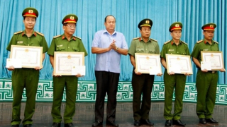 Tặng bằng khen 5 đơn vị khám phá nhanh vụ “hỗn chiến” khiến một người chết