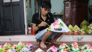 Chàng trai trẻ “thổi hồn” cho nón lá xứ Huế