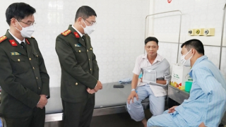 Tài xế xe chở gỗ lậu bất tuân hiệu lệnh, chèn xe CSGT làm 2 chiến sĩ bị thương